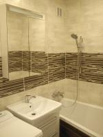 Koupelna v panelovém domě v Ostravě-Hrabůvce, španělský obklad a dlažba Keros