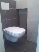 WC v činžovním domě v Ostravě, italská dlažba Caesar